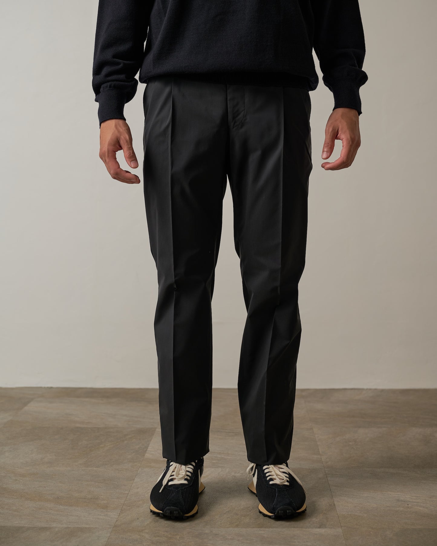 PLEATED TROUSER IN WOOL SHELL