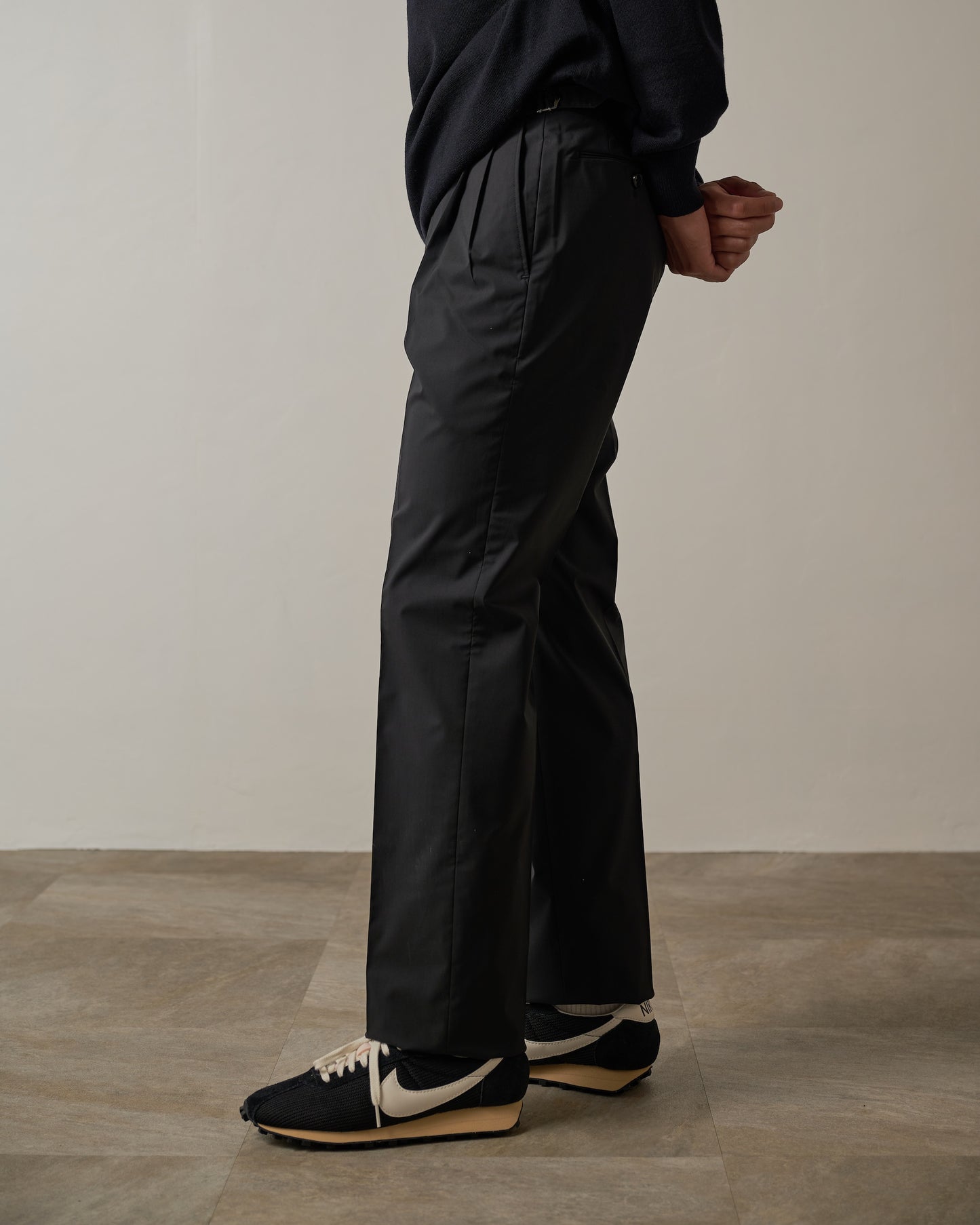 PLEATED TROUSER IN WOOL SHELL