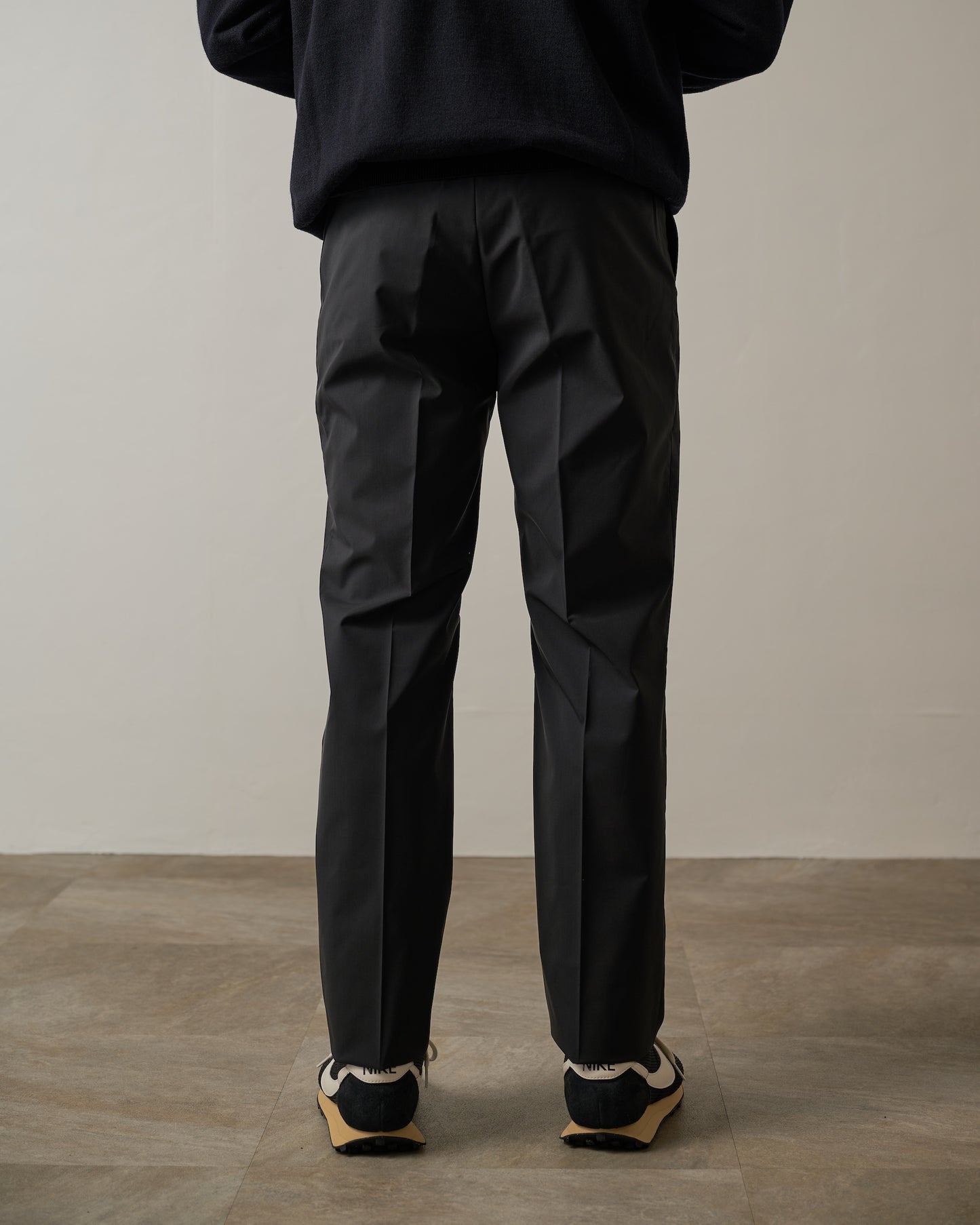 PLEATED TROUSER IN WOOL SHELL